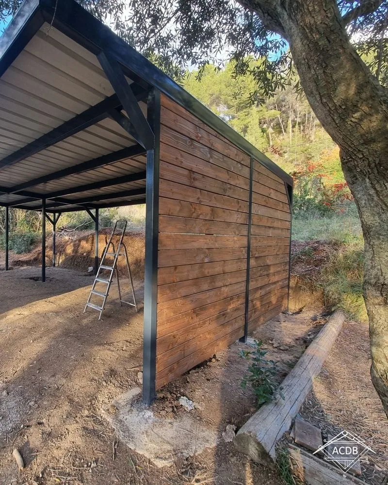 Abri de voiture terminé à La Cadière-d'Azur, avec son mur de finition en douglas naturel côté maison